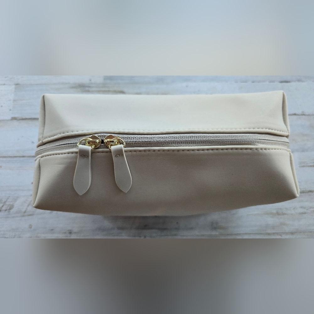 Burberry Taupe Toiletry Bag NWOT - Picture 3 of 5